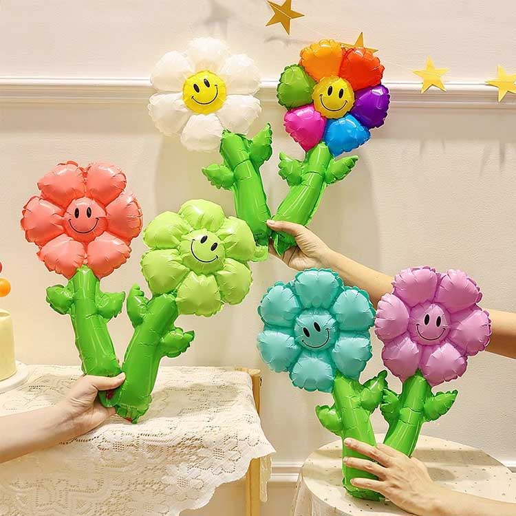 Handgehaltener Sonnenblumen-Folienballon