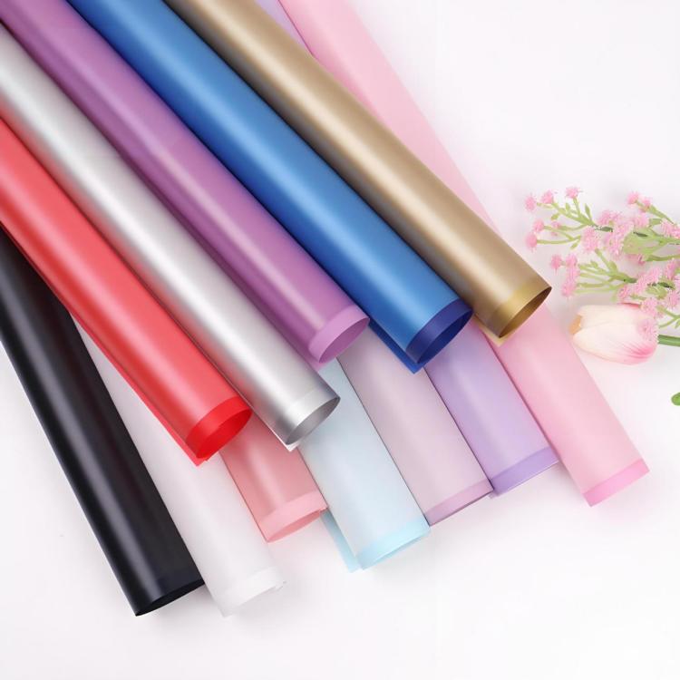 Mattes Blumen-Geschenkpapier mit Rand